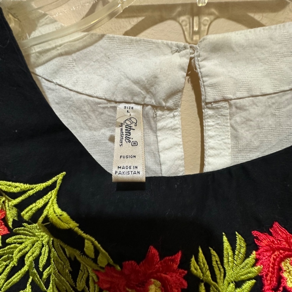 By outfitters embroidered women blouse Boho key hole Sz L - Picture 3 of 8